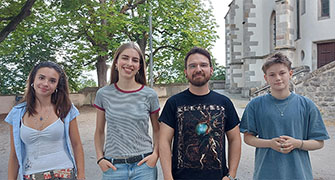 Emilia Santiago , Greta Röper, Sebastian Pollak  und  Manuel Emmert v. l . n. r. Stolze Preisträgerinnen und Preisträger des Baden-Württembergischen Jugendkunstpreises mit ihrem Lehrer Sebastian Pollak | © JMKS Backnang
