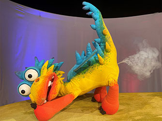 Furzipups der Knatterdrache in der Stadtbücherei Backnang | © marotte Theater