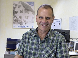 Carl-Eugen Vogt im Büro | © BJ. Lattner