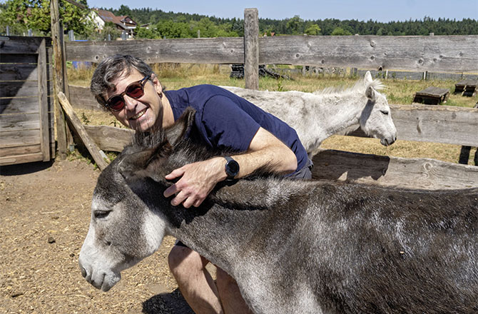 Willy Herrmann mit den Eseln Joy und Esel | © BJ. Lattner