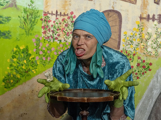 Iris Guggenberger spiel das Märchen der Froschkönig | © BJ. Lattner