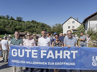 Einweihung der sanierten L 1114 von Kirchberg nach Burgstall | Mitarbeitende – RP-Stgt. Christoph Kübler – Lukas Gläser GmbH & Co. KG | Irmtraud Wiedersatz – Bürgermeisterin | Dr. Jens Steinat – MdL | © BJ. Lattner