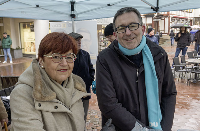 Dr. Inge Gräßle MdB und Dr. Jens Steinat bei Straßenwahlkampf im Februar 2026 in Backnang | © BJ. Lattner
