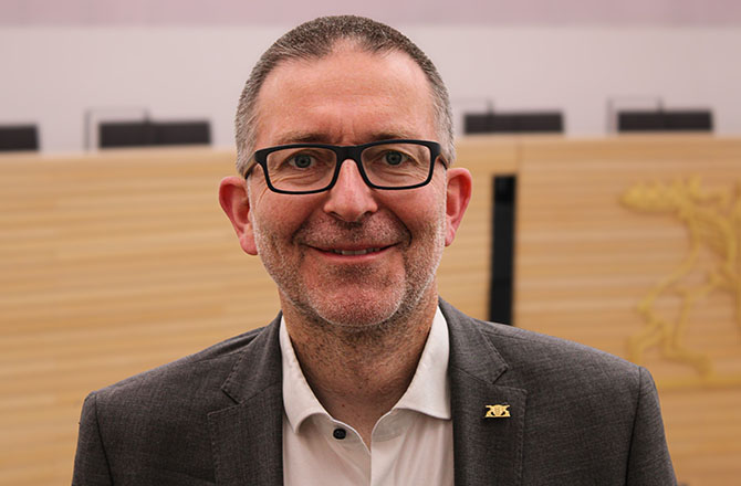 Dr. Jens Steinat im Plenarsaal | © Ben Liam Pieper