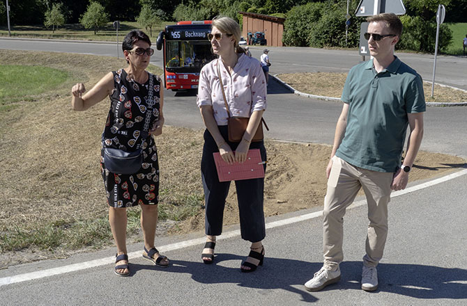 Bürgermeisterin Irmtraud Wiedersatz im Gespräch mit Mitarbeitern des Regierungspräsidium Stuttgart bei der Einweihung | © BJ. Lattner