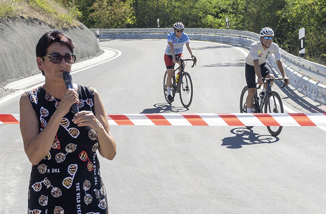 Die ersten Radfahrer auf der sanierte L 1114 und Bürgermeisterin Irmtraud Wiedersatz | © BJ. Lattner