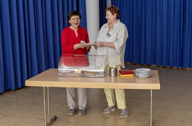 Ehrenamtliche verteilen Kuchen | © BJ. Lattner