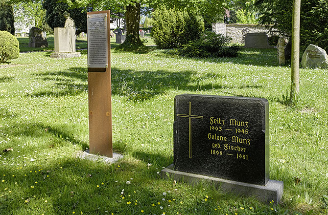 Ein schlichter Grabstein aus schwarzem Stein erinnert an Fritz Munz, der bei Kriegsende beim Versuch umkam, den US-amerikanischen Truppen entgegenzufahren. | © BJ. Lattner