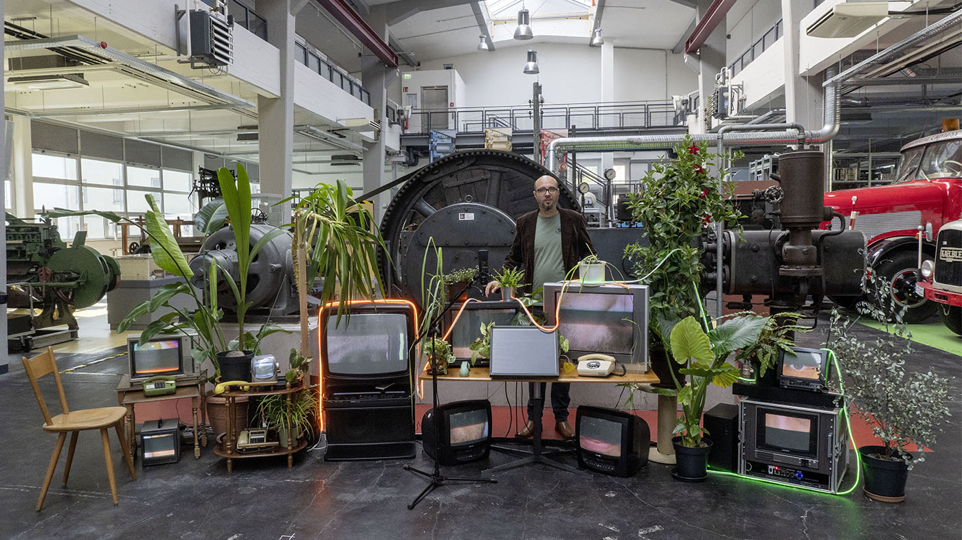 Fabian Kühfuß bei seiner Installation | © BJ. Lattner