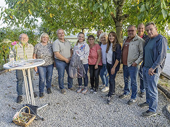 Bürgermeisterin Sabine Welte-Hauff beim Ortstermin am Wengertschützenhäusle in Allmersbach am Weinberg | © BJ. Lattner