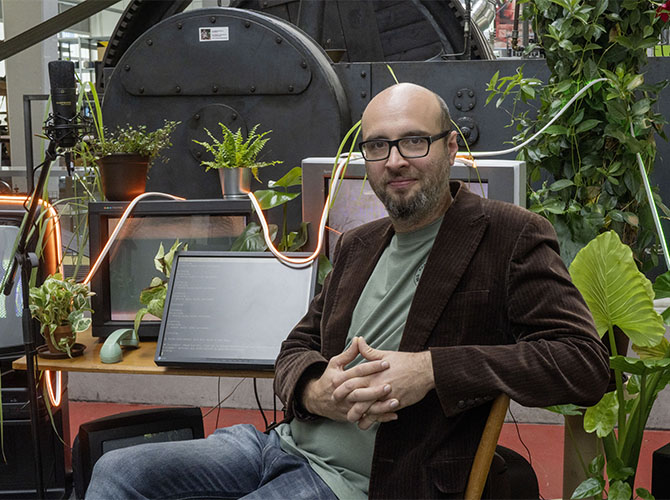 Fabian Kühfuß bei seiner Installation | © BJ. Lattner
