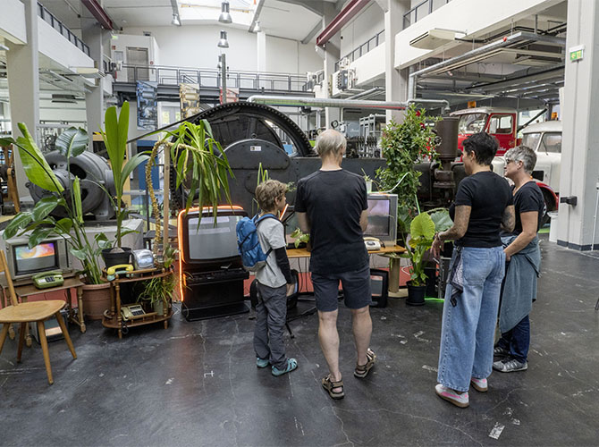 Besucher bei dem Instruktor | © BJ. Lattner
