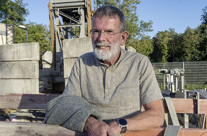 Dr. Lutz-Dietrich Schweizer bei der Besichtigung der Kläranlagen Baustelle | © BJ. Lattner