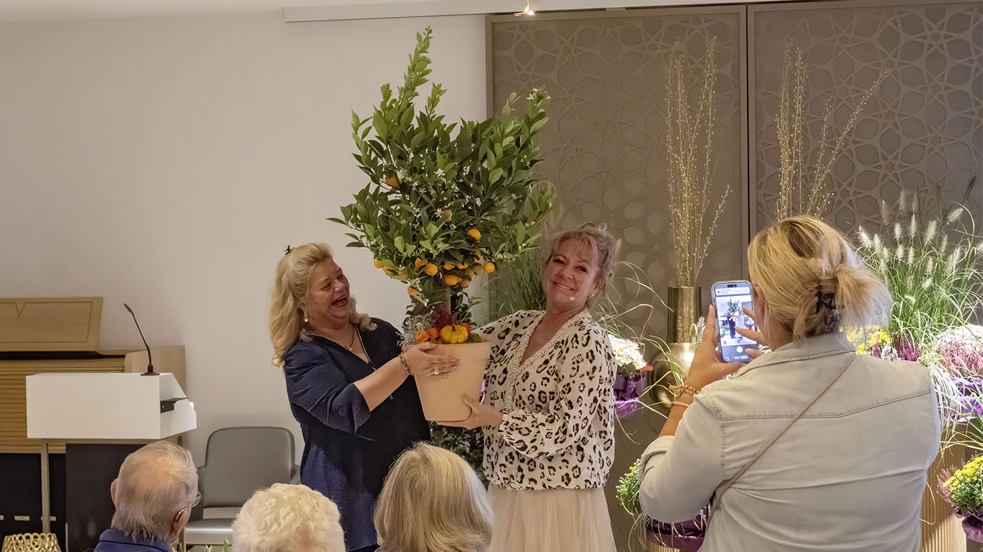 Charlotte Klinghoffer, Martina Ribul Moro nach dem Vortrag „Kraft des Ordnens” im Bestattungshaus zur Ruhe | © BJ. Lattner