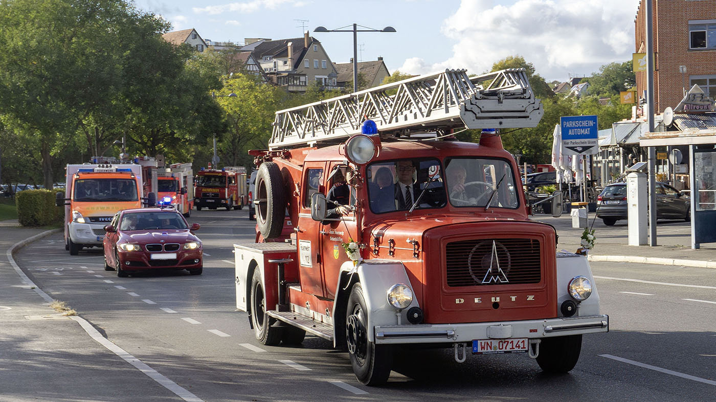 Feuerwehrauto-Korso holt Werner Lutz von zu hause ab| © BJ. Lattner