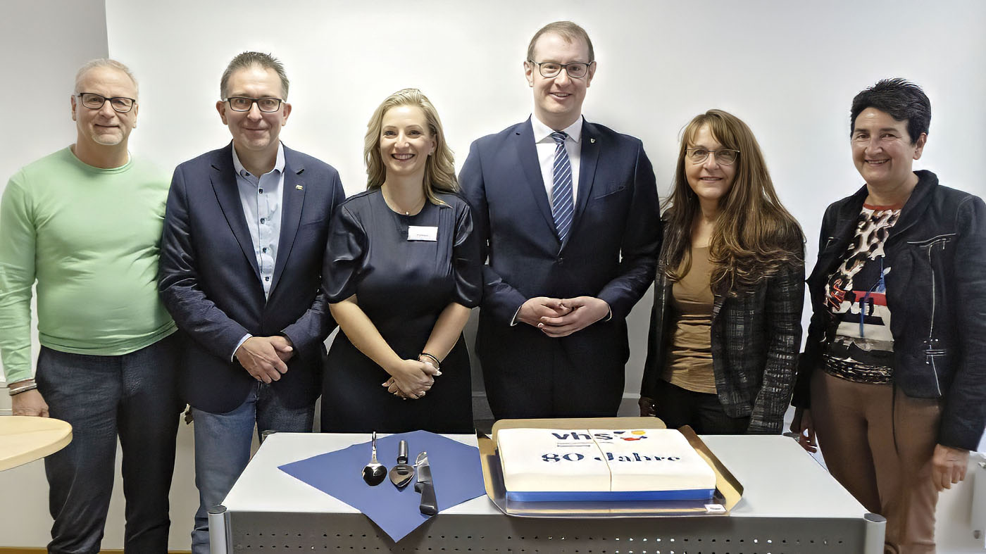 Reinhold Sczuka (Bürgermeister Althütte), Dr. Jens Steinat (Landtagsabgeordneter), Eva Doxara (Leiterin VHS Backnang), Maximilian Friedrich (Oberbürgermeister Backnang), Sabine Welte-Hauff (Bürgermeisterin Aspach) und Irmtraud Wiedersatz (Bürgermeisterin Burgstetten) | © BJ. Lattner