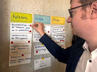 Oberbürgermeister Maximilian Friedrich bei der inhaltlichen Arbeit im Workshop zum Thema „KI in der kommunalen Verwaltung“. | © Stadtverwaltung Backnang