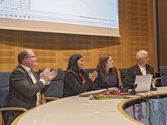 Die Wahlleiterin Lisa Gunter verkündet das Wahlergebnis | © BJ. Lattner