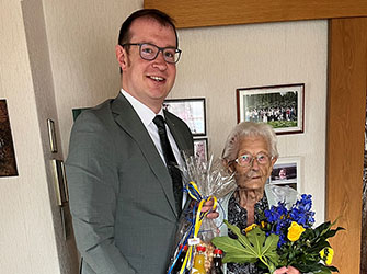 Oberbürgermeister Maximilian Friedrich gratuliert Irma Liebscher zu ihrem 102. Geburtstag | © Stadtverwaltung Backnang
