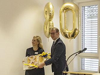 Oberbürgermeister Maximilian Friedrich überreicht Eva Doxara eine gebackene Achtzig | © BJ. Lattner