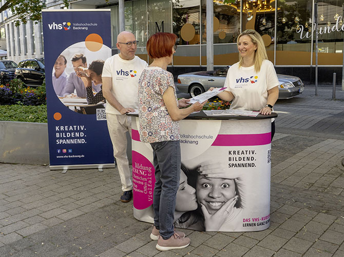 Eva Doxara bei der Vorstellung des neuen Programm-Hefts auf dem Backnanger Wochenmarkt | © BJ. Lattner