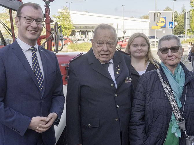 Werner Lutz mit Familie und OB Friedrich bei der Feuerwachte Backnang-Mitte | © BJ. Lattner