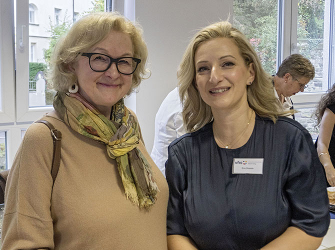 Eva Doxara (rechts) mit der früheren VHS-Leiterin Monika Eckert | © BJ. Lattner