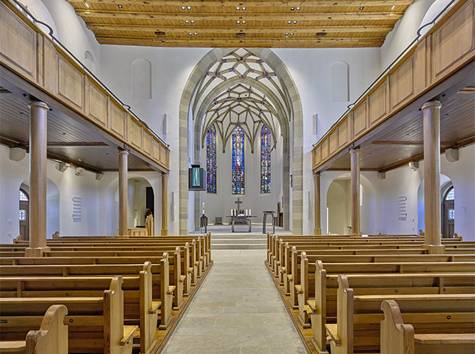 Blick vom Kirchenschiff zum Chorraum – Stiftskirche Backnang | © BJ. Lattner