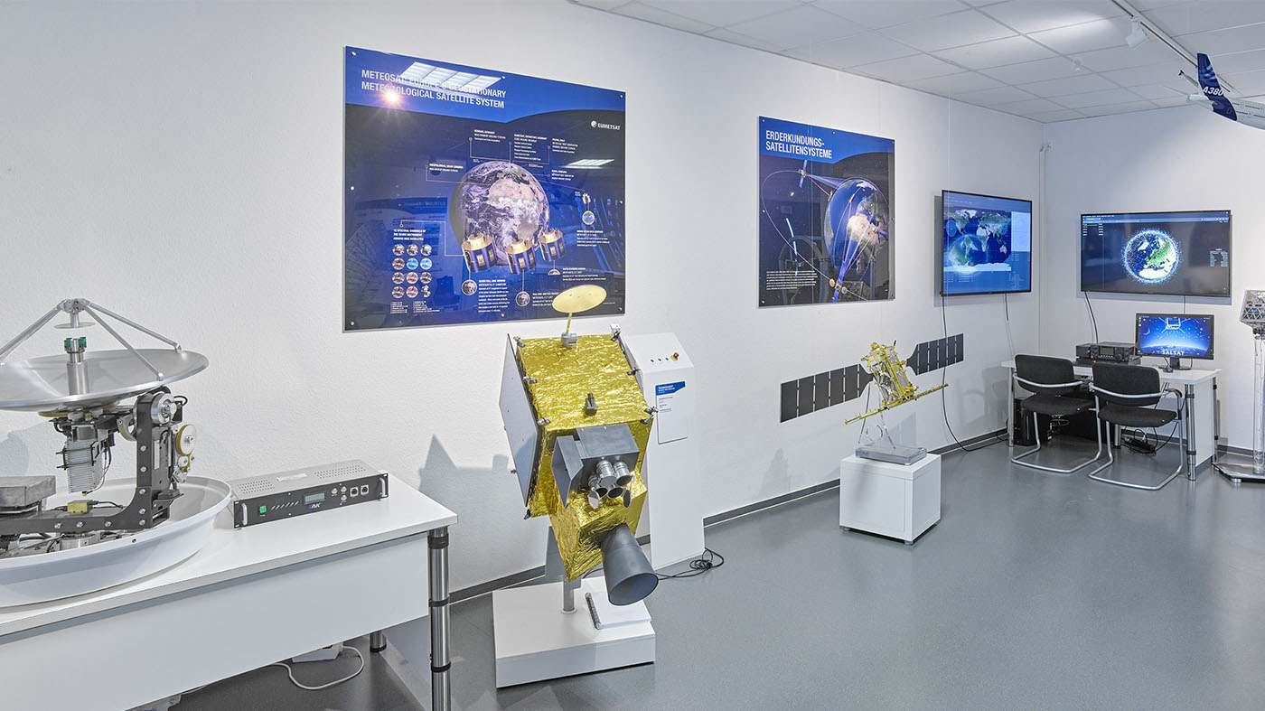 Exponate im Showroom des Deutsches Zentrum für Satelliten-Kommunikation e.V. | © BJ. Lattner